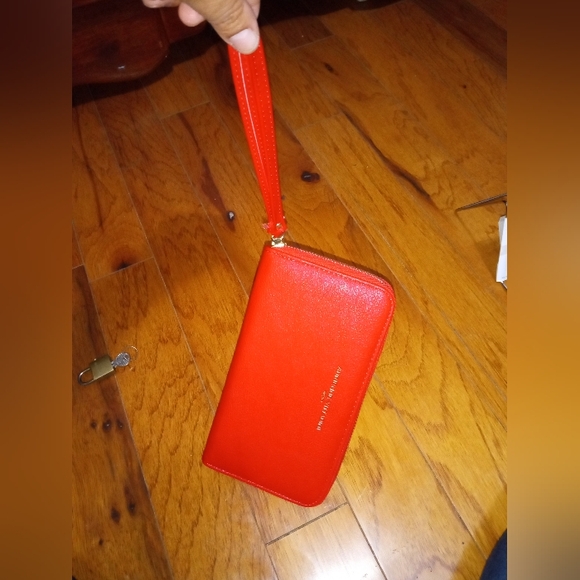 NWOT ADRIENNE VITTADINI CHARGING WALLET/ CLUTCH. - Picture 8 of 11